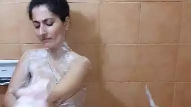 Punjabi girl nude bath MMS sex video