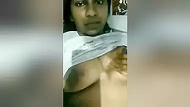 Today Exclusive- Desi Girl Showing Her Boobs