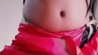 Hot shemale masturbating in Saree