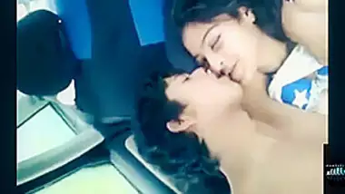 Horny College Teen Lovers’ Romantic Sex In Car Leaked!