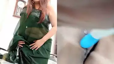 Super hot Indian bitch poking her pussy