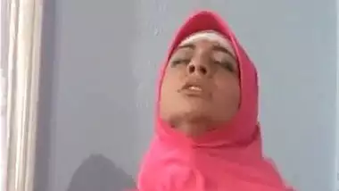 Pakistani sex video of a hijabi lady turns into a whore