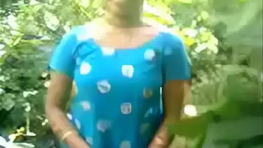 A guy drills a Kerala girl’s pussy in the forest