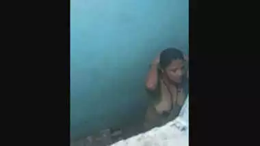 Bhabhi bathing,secretly captured