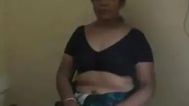 delicious aunty stripping saree