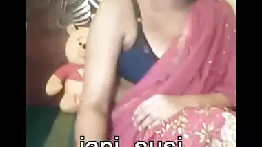 Canadian Pakistani babe Ayesha Durrani exposing...