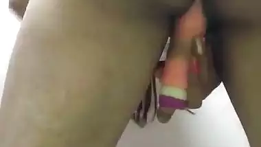 Indian nude MMS of a milf fucking her pussy with a dildo