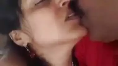 Indian housewife kisses her sex partner taking the XXX tongue out