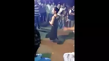Patna amateur dance girls perform naked dance at wedding