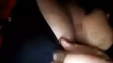 Desi bhabi show her boob nipple