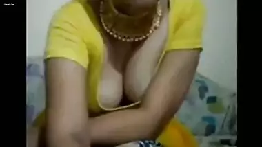 Amateur Desi MILF flashes her XXX boobs during sex cam show at home