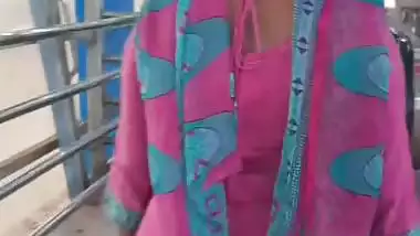Bandra metro rail toilet me horny bhabhi fingering