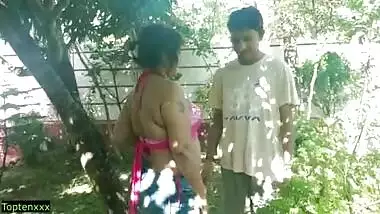 Indian hot milf Bhabhi outdoor sex! Hot pussyfucking sex with hindi audio