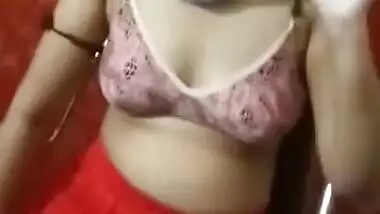 Today Exclusive- Horny Bhabhi Showing Her Boobs And Pussy