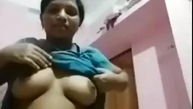 Desi pulls top up to show off her tits and perform XXX masturbation