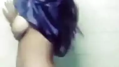 Finger-licking Desi girl changes clothes in the solo porn video
