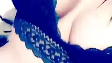 Sexy babe xposing her juicy cunt & tits