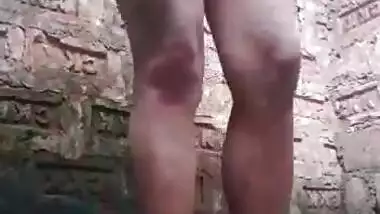 Village bhabhi pissing and fingering MMS