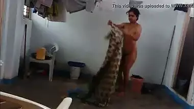 Naked Hot Aunty Wearing Saree After Shower