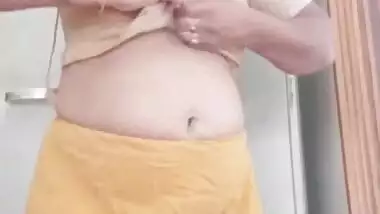 Sexy Desi Bhabhi Showing Her Boobs
