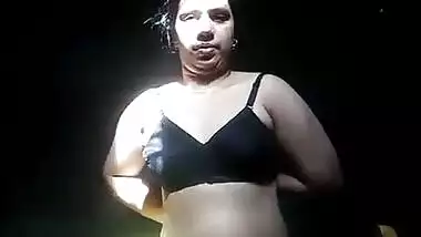 Indian aunty hot boob show