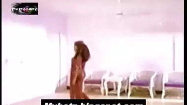 Chennai hot sexy girl peeping into bathroom