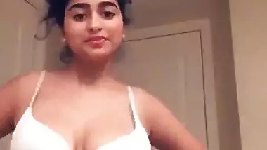 Indian Hot girl Showing leaked Video