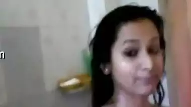 Today Exclusive- Cute Look Desi Girl Record Her Bathing Selfie