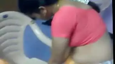Aunty correcting her saree exposing her boobs and navel