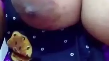 desi aunt showing her got boobs
