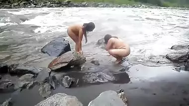 Two indian autty bathing in river naked! MMs leaked video