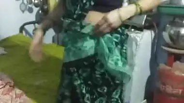 Telugu aunty Reshma strip saree