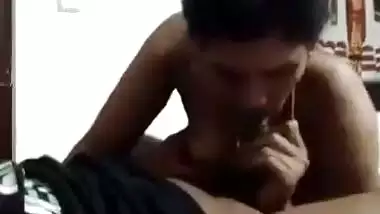 Cheating lady sucks her lover’s dick in a Tamil sex video