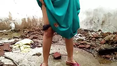 Nice MMS compilation of curvy Desi aunty taking XXX pee outdoors
