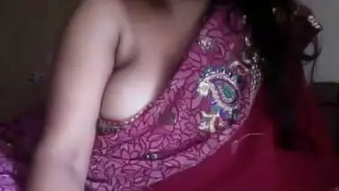 Classy Desi camgirl flashes her natural boobs during XXX show at home