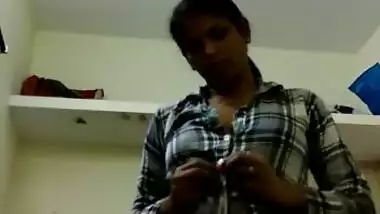 Desi Famous Bank Employee personal videos leaked -10