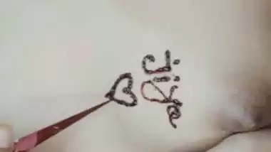 Indian girl putting mehendi on nude body viral MMS