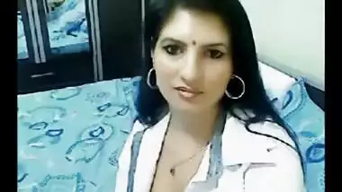 Indian sex MMS of a busty milf on a webcam