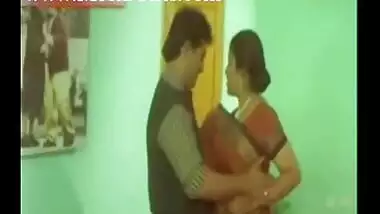 Hot Indian Aunty try to satisfy her Customer in Hotel