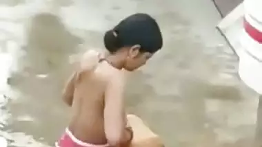 Petticoat bhabhi outdoor bath caught by neighbor
