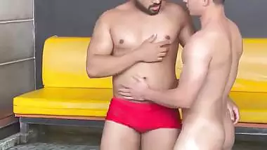 Pervert fucks a guy’s asshole in Bangkok in Indian gay porn