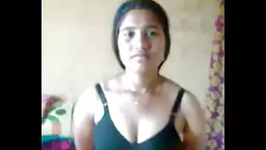 desi cute girl showing boobs to her bf