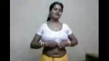 Big boobs desi aunty stripping in front of lover