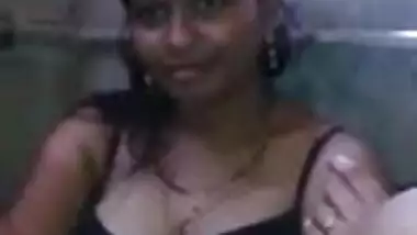 Cute desi babe showing boobs n pussy