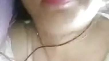 Sexy Pakistani bhabhi showing her boobs