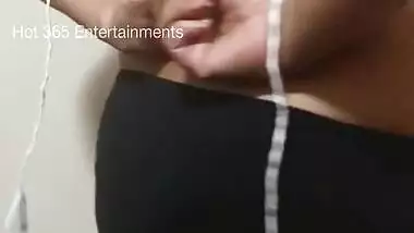 Sexy Indian Sister In Law Shows Her Juicy Navel Button With Tamil Actress