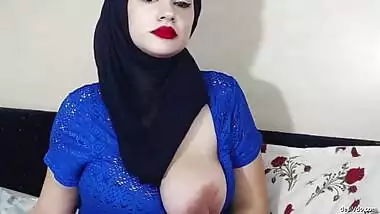 Hot Muslim Girl Daliya showing her Milky White big boob