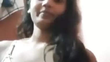 Hot Desi Girl Shows Her Boobs