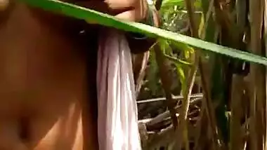 Desi cute girl show her sexy boobs outdoor