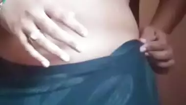 Horny bhabhi fingering